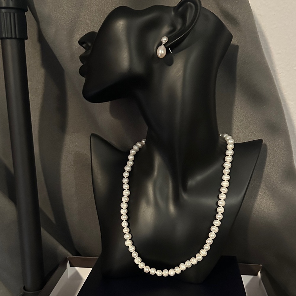 Elegant Cultivated Fresh Water Pearl Necklace and Earring Set. New/ unworn!